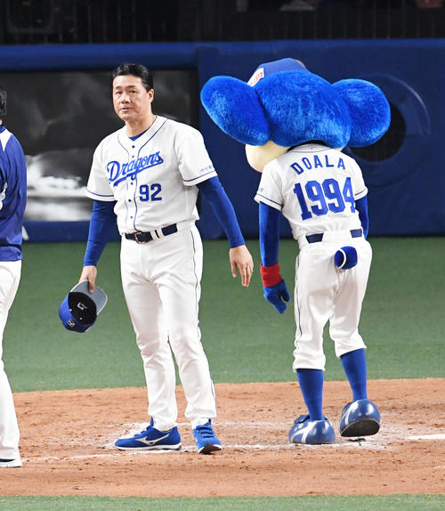 中日対広島　厳しい表情でファンにあいさつをする中日与田監督（撮影・前岡正明）