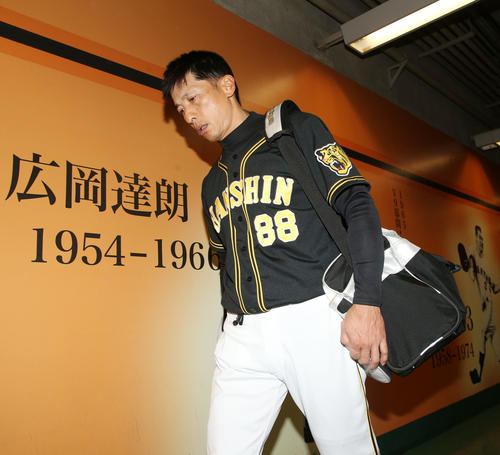 巨人対阪神　巨人に敗れ宿舎へ引き揚げる矢野監督（撮影・加藤哉）