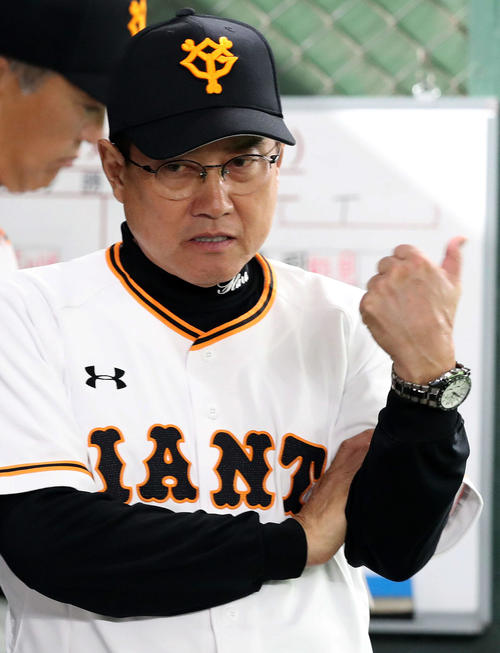 巨人対阪神　6回裏、ベンチで選手に声を掛ける原監督（撮影・松本俊）