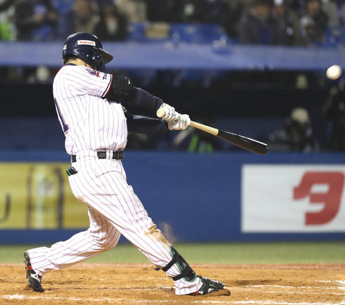 ヤクルト対DeNA　8回裏ヤクルト1死二、三塁、雄平は右中間へ同点3点本塁打を放つ（撮影・林敏行）