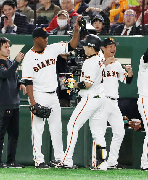 巨人対阪神　3回裏巨人2死一、三塁、C・C・メルセデス（左）は右越え3点本塁打を放った丸とハイタッチする（撮影・加藤哉）