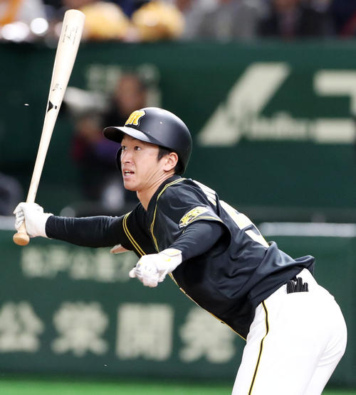 巨人対阪神　8回表阪神2死満塁、近本は左前に2点適時打を放つ（撮影・加藤哉）