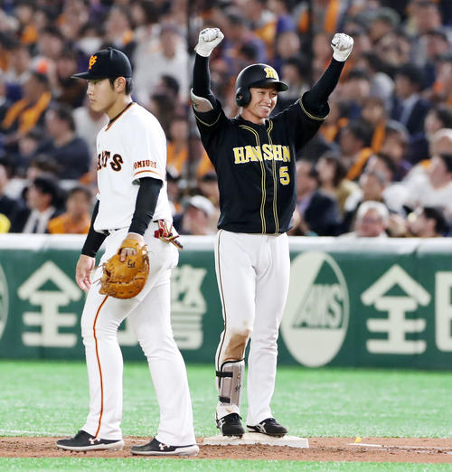 巨人対阪神　8回表阪神2死満塁、近本は左前適時打を放ちベンチに向かってガッツポーズを決める（撮影・加藤哉）