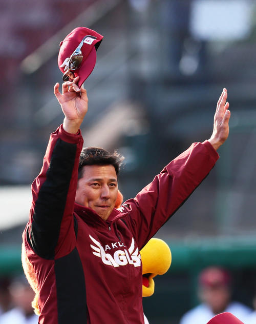 楽天対日本ハム　4連勝を飾りファンの声援に応える楽天平石監督（撮影・足立雅史）