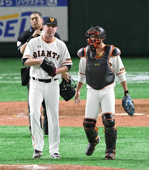 巨人対阪神　9回表阪神無死一、二塁、小林はクックに声をかける（撮影・山崎安昭）