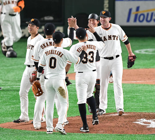 巨人対阪神　4連勝した巨人の選手たちはハイタッチで喜ぶ。右からクック、小林、ビヤヌエバ、吉川尚、岡本、坂本勇（撮影・山崎安昭）