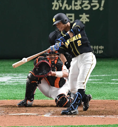 巨人対阪神　8回表阪神2死一、二塁、北條は遊撃内野安打を放つ。投手メルセデス（撮影・山崎安昭）