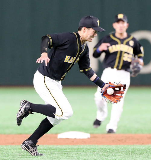 巨人対阪神　6回裏巨人1死一塁、北條は代打陽の打球をファンブルし内野安打にする（撮影・加藤哉）