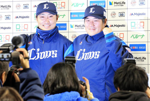 西武対ロッテ　お立ち台で笑顔でガッツポーズする武隈（左）と中村（撮影・浅見桂子）