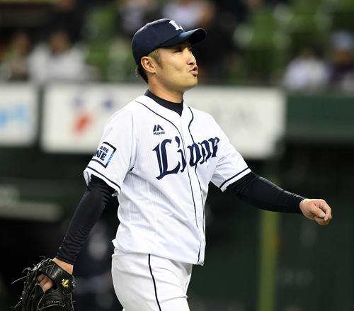 西武対ロッテ　初回を無失点に抑えホッとした表情を見せる西武の先発武隈（撮影・たえ見朱実）