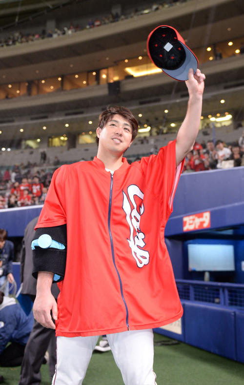中日対広島2回戦　今季初勝利をあげファンの声援に応える広島野村（撮影・森本幸一）