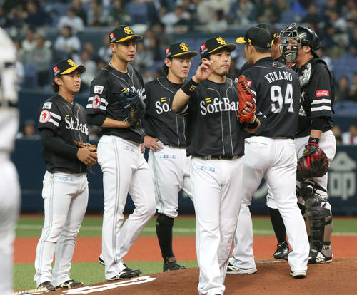 マウンドに集まる大竹耕太郎（左から2人目）ら（撮影・上山淳一）
