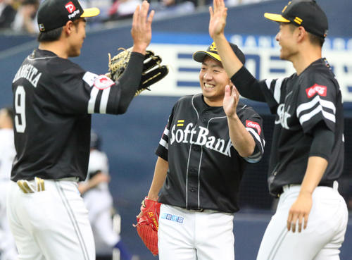 8回裏オリックス1死、二、三塁、嘉弥真（中央）は、好プレーの柳田（左）を笑顔で出迎える（撮影・上山淳一）