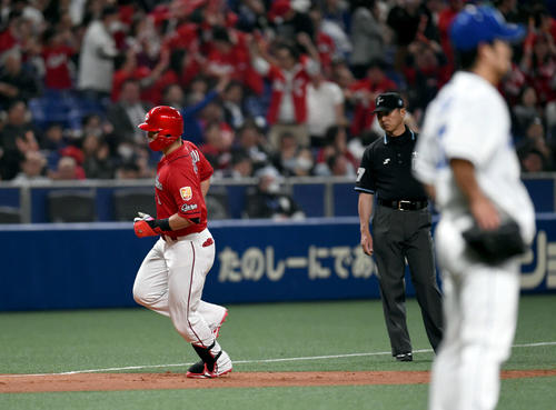 中日対広島2回戦　7回表広島2死一・二塁、祖父江（右）から中越え3点本塁打を放った鈴木（撮影・森本幸一）