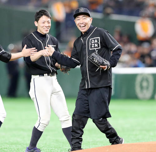 巨人対阪神　「DAZN」アンバサダーの木梨憲武は1打席勝負に登板し勝利する（撮影・加藤哉）