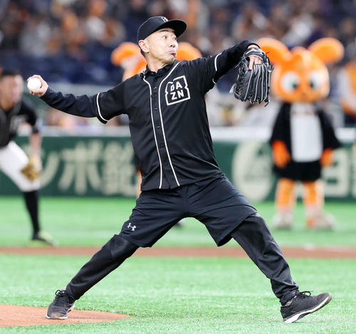 巨人対阪神　「DAZN」アンバサダーの木梨憲武は1打席勝負に登板し勝利する（撮影・加藤哉）