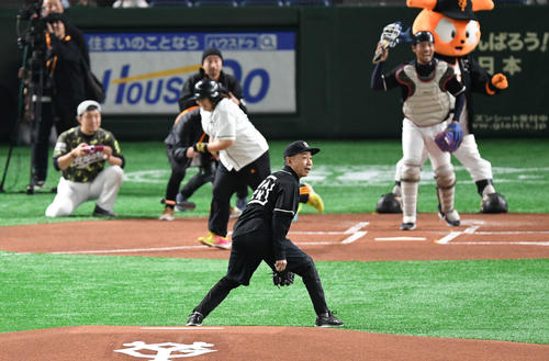 巨人対阪神　一般女性とのエキシビション対決で内野ゴロに打ち取る木梨（撮影・山崎安昭）