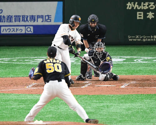 巨人対阪神　3回裏巨人1死一、三塁、丸は右越え3点本塁打を放つ。投手青柳（撮影・山崎安昭）
