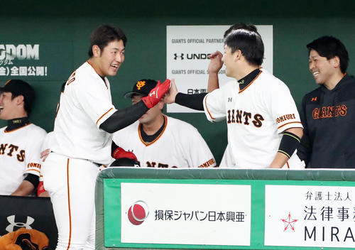 巨人対阪神　3回裏巨人2死、中越えソロ本塁打を放った岡本（左）とベンチで握手する丸（撮影・加藤哉）