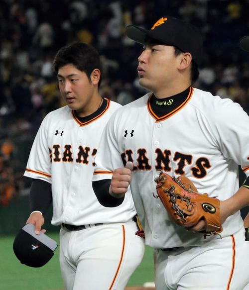 巨人対阪神　丸（右）と岡本はファンへのあいさつを終えて並んで引き揚げる（撮影・松本俊）
