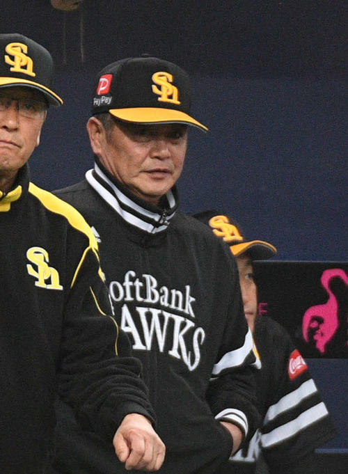 オリックス対ソフトバンク　ベンチで厳しい顔の工藤監督（撮影・渦原淳）