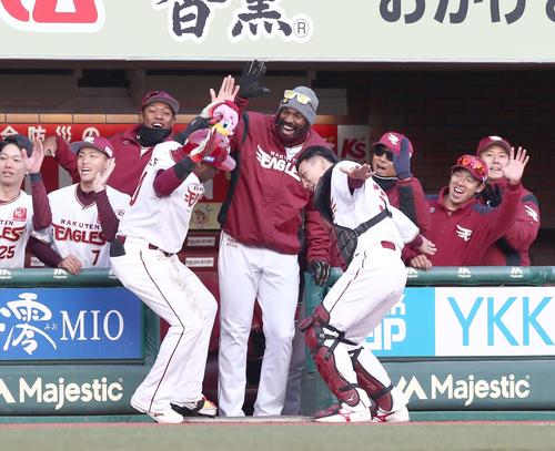 楽天対日本ハム　8回裏、2点本塁打を放ったウィーラー（左）を笑顔で出迎えるナイン（撮影・黒川智章）