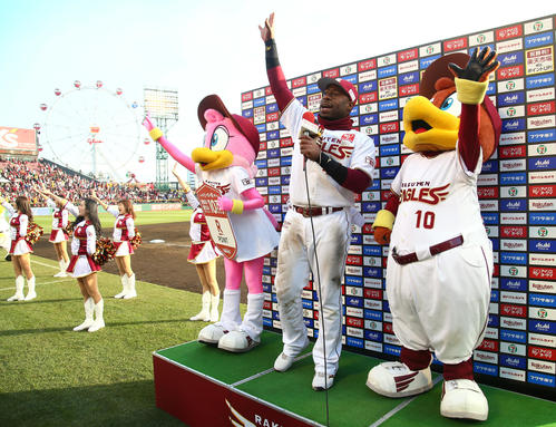 楽天対日本ハム　逆転弾の活躍を見せた楽天ウィーラーはお立ち台で恒例の「バーン」を決める（撮影・足立雅史）