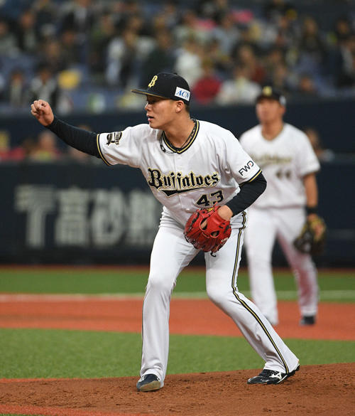 オリックス対ソフトバンク　ソフトバンク打線を抑える山本（撮影・渦原淳）
