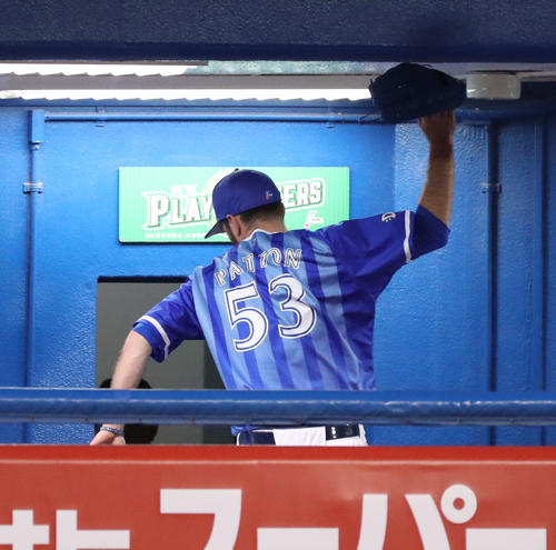 ヤクルト対DeNA　8回裏ヤクルト1死二、三塁、雄平に同点3点本塁打を許し、降板したパットンは、グラブをベンチでたたきつける（撮影・林敏行）