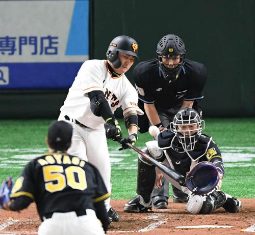 巨人対阪神　3回裏巨人2死一、三塁、丸は右越え3点本塁打を放つ。投手青柳（撮影・山崎安昭）