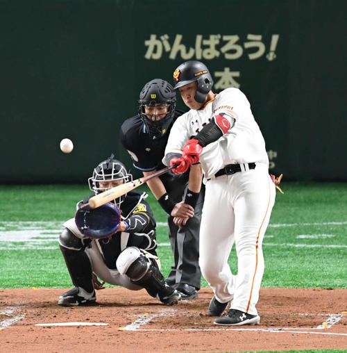 巨人対阪神　3回裏巨人2死、岡本は中越えソロ本塁打を放つ（撮影・山崎安昭）