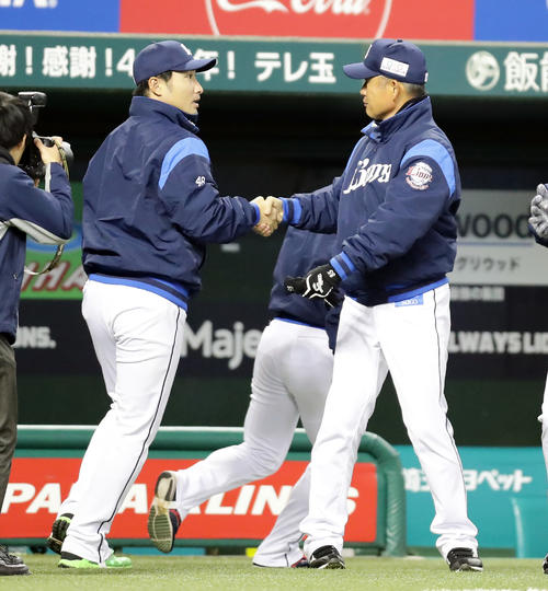 西武対ロッテ　久しぶりの先発勝利した西武武隈（左）は辻監督と握手（撮影・浅見桂子）