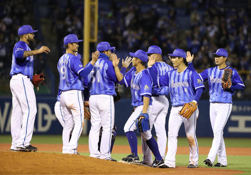 ヤクルト対DeNA　ヤクルトに勝利し、喜び合うDeNAの選手たち（撮影・林敏行）