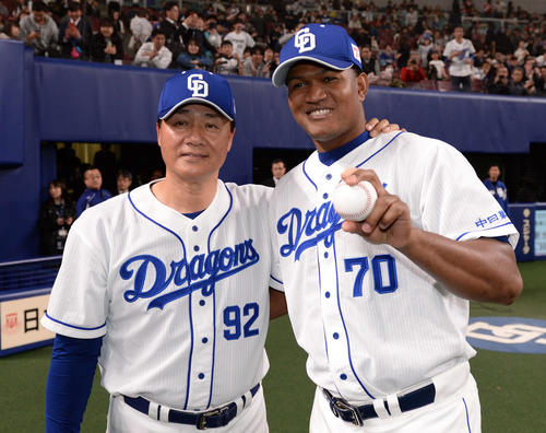 中日対広島　初勝利をあげ与田剛監督（左）とウイニングボールを手にするエンニー・ロメロ（右）（撮影・森本幸一）