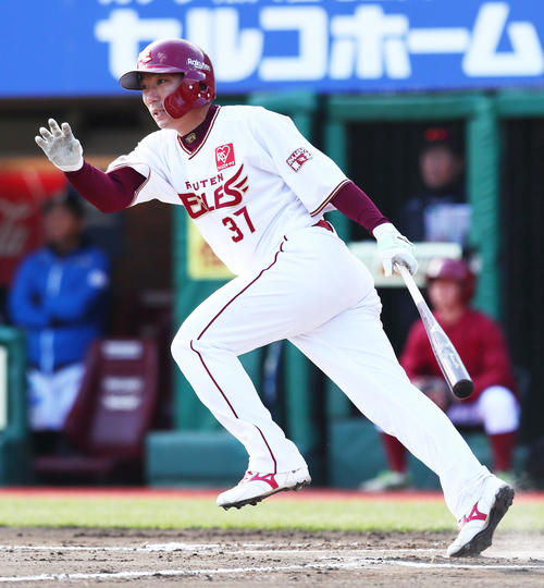 楽天対日本ハム　6回裏楽天1死一、二塁、左越え2点適時二塁打を放つ嶋（撮影・足立雅史）