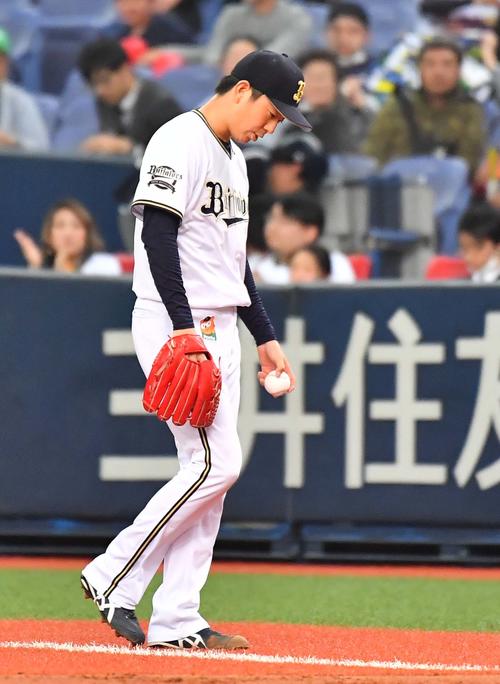 オリックス対ソフトバンク　4回に追加点を許し肩を落とす松葉（撮影・上田博志）