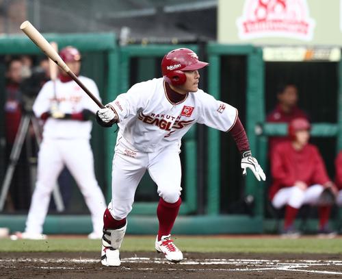 楽天対日本ハム　1回裏楽天無死二塁、右中間に適時二塁打を放つ茂木（撮影・黒川智章）