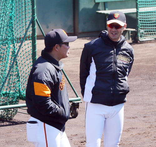 巨人対BC栃木　試合前、BC栃木西岡（右）は巨人村田コーチと談笑する（撮影・垰建太）