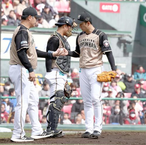 楽天対日本ハム　2回途中で降板する斎藤（撮影・黒川智章）
