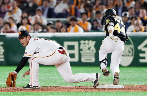 巨人対阪神　2回表阪神2死一塁、梅野は三塁ゴロを放ち一塁へ駆け込んだときに岡本（左）のかかと部分と左足を接触させる