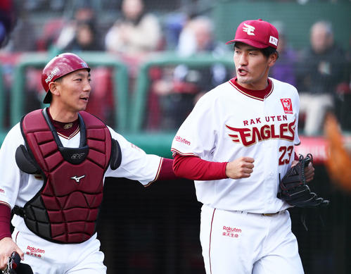 楽天対日本ハム　3回表日本ハム2死一、三塁のピンチを抑えた楽天弓削（右）。捕手嶋（撮影・足立雅史）
