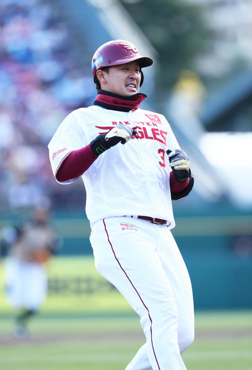 楽天対日本ハム　6回裏楽天2死二、三塁、右越え2点適時三塁打を放ち笑顔を見せる浅村（撮影・足立雅史）