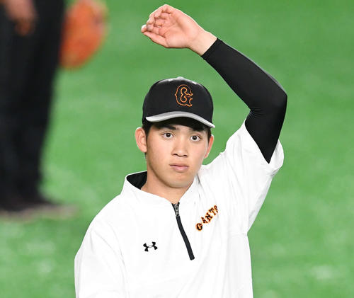 巨人対阪神 キャッチボールの合間にストレッチする巨人高橋(撮影・山崎安昭)