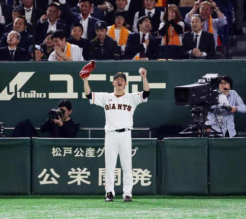巨人対阪神 4回裏巨人2死一、二塁、坂本勇が左中間3点本塁打を放ち、ベンチ前で笑顔でガッツポーズする高橋(撮影・浅見桂子)