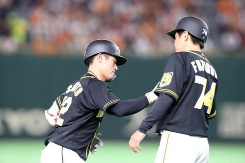 巨人対阪神 5回表阪神1死、坂本は左越えソロ本塁打を放つ(撮影・加藤哉)