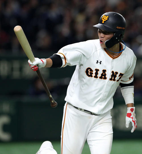 巨人対阪神 4回裏巨人2死一、二塁、坂本勇は中越え3点本塁打を放ち、ベンチに向かってバットを突き出す(撮影・松本俊)