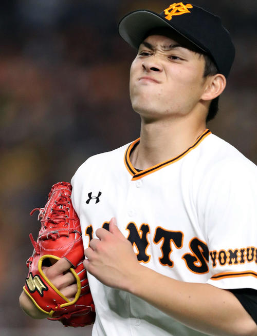 巨人対阪神 5回表終了、高橋はソロ本塁打で失点して悔しそうな表情でベンチに戻る(撮影・松本俊)