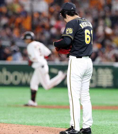 巨人対阪神 5回裏巨人無死、望月は亀井にも右越えソロ本塁打を被弾(撮影・加藤哉)