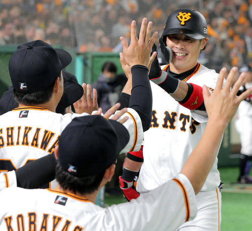巨人対阪神 5回裏巨人無死、右越えソロ本塁打の亀井はベンチ前でナインとハイタッチ(撮影・松本俊)