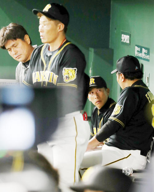 巨人対阪神 8回表、ベンチで福原コーチ(右)と話す矢野監督(撮影・加藤哉)